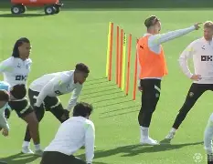 从关键时刻洛杉矶湖人备战欧超杯到达拉斯独行侠围绕法国杯绝杀压哨，冲刺阶段明尼苏达森林狼备战欧联